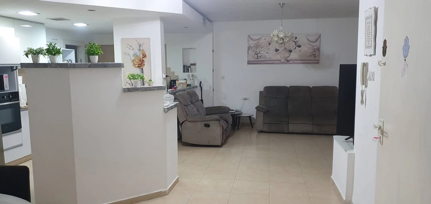 דירה מרווחת ומוארת בקומה 7 מתוך 8, בבניין עם מעלית. כוללת ממ״ד, סלון גדול, מטבח