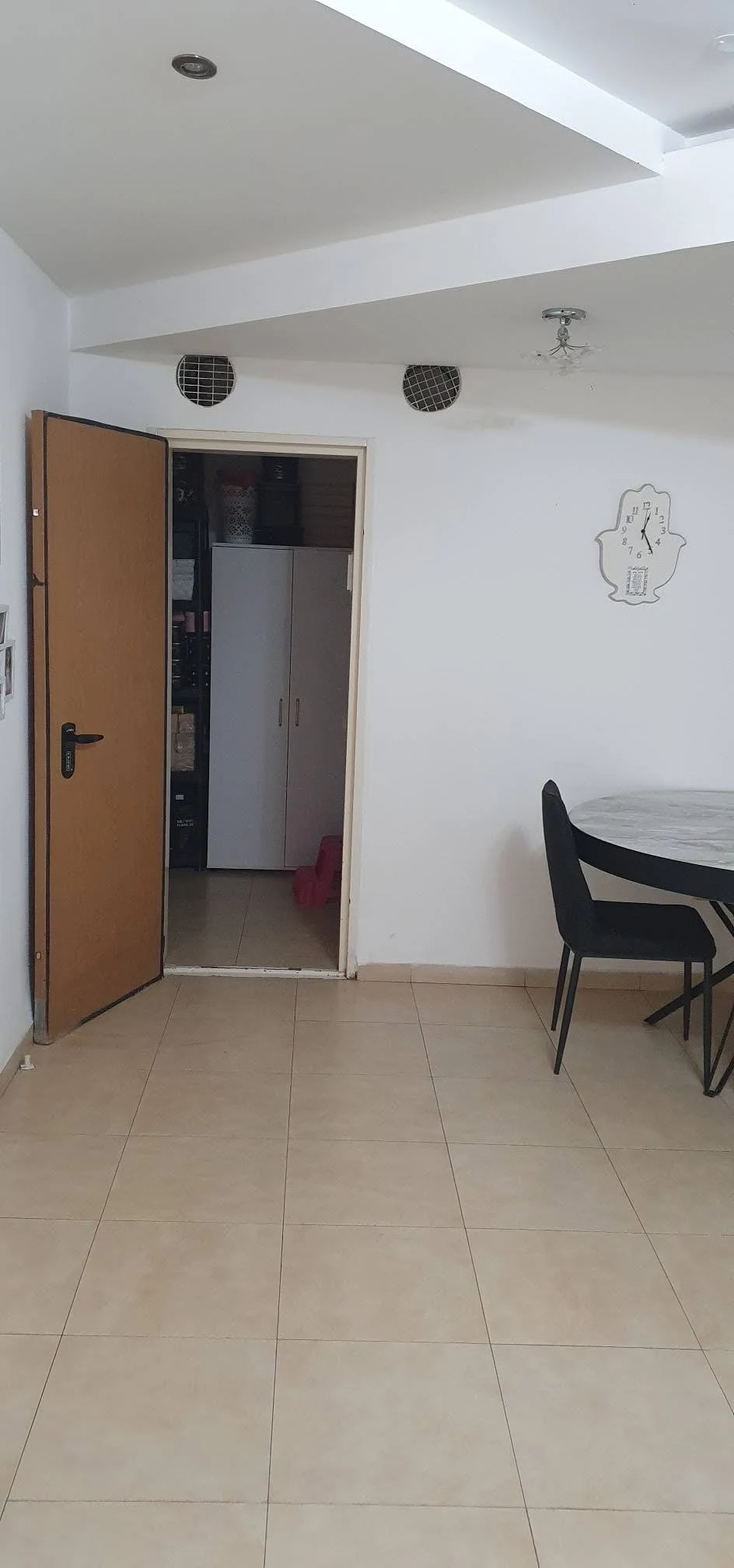 דירה מרווחת ומוארת בקומה 7 מתוך 8, בבניין עם מעלית. כוללת ממ״ד, סלון גדול, מטבח