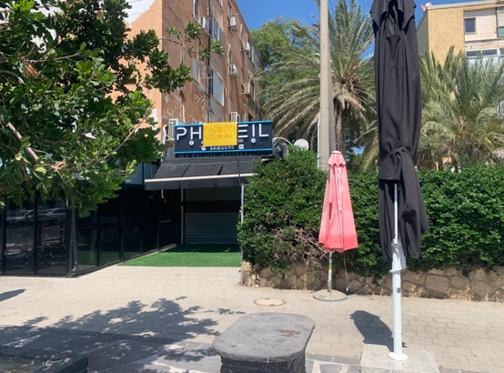 להשכרה מיידית חנות מסחרית פינתית + שרותים כ 30 מ" + מדרכה רחבה בחזית החנות (כ 40