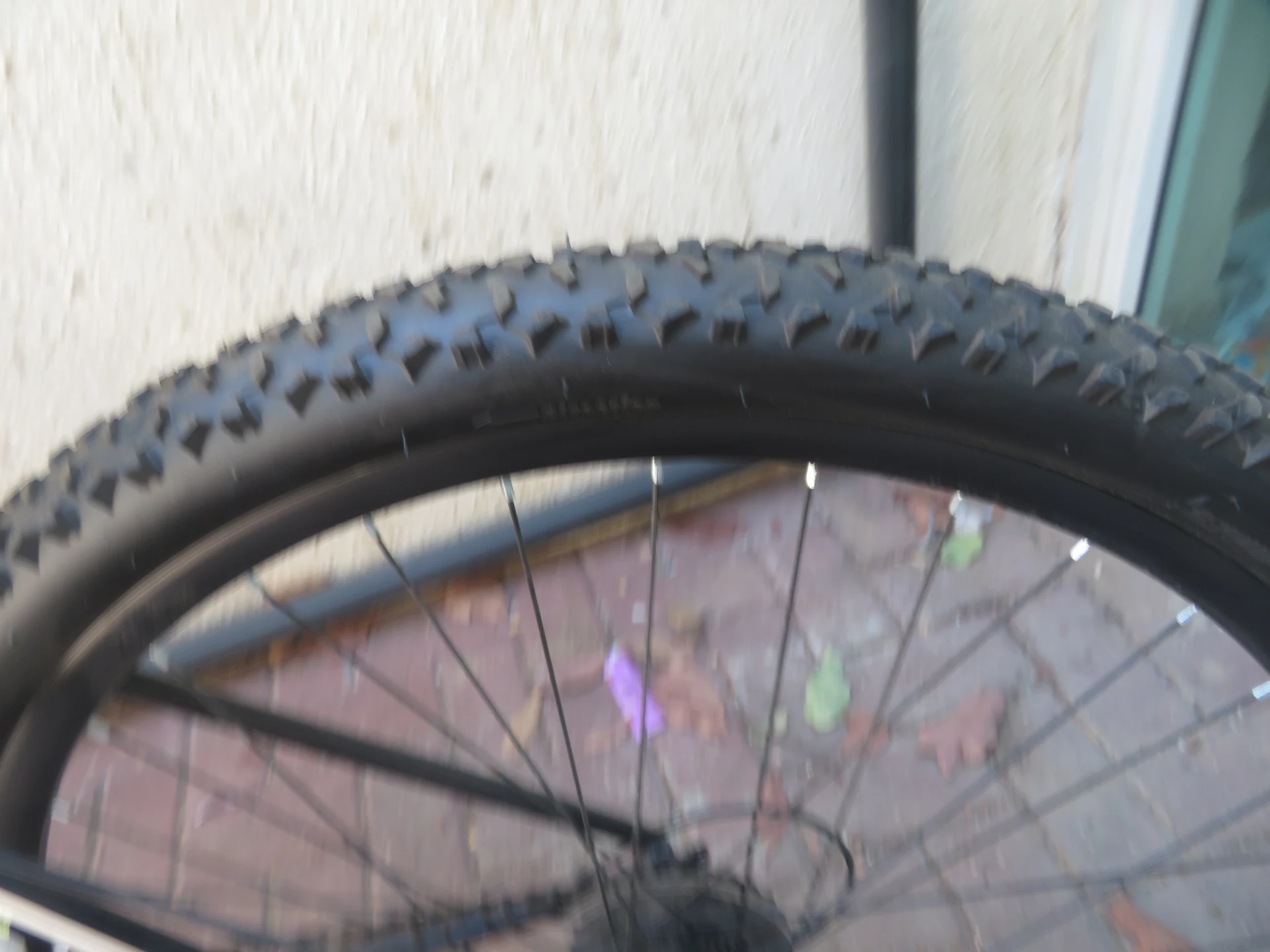 אופני הרים ירוקות צהובות עם מעצור דיסק וקפיץ מהדגם החדש ביותר ביחד עם מכשיר קטן