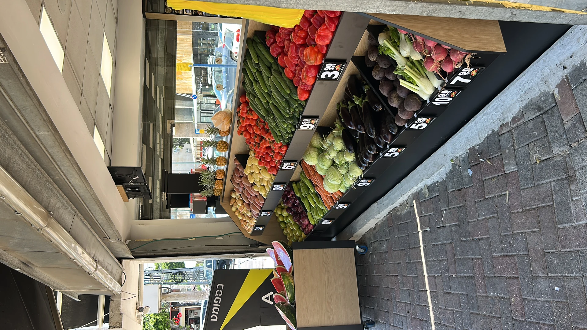 � מערכות תצוגה גדולות ומעוצבות לפירות וירקות
🪵 מדפי תצוגה ונגרות בהתאמה אישית