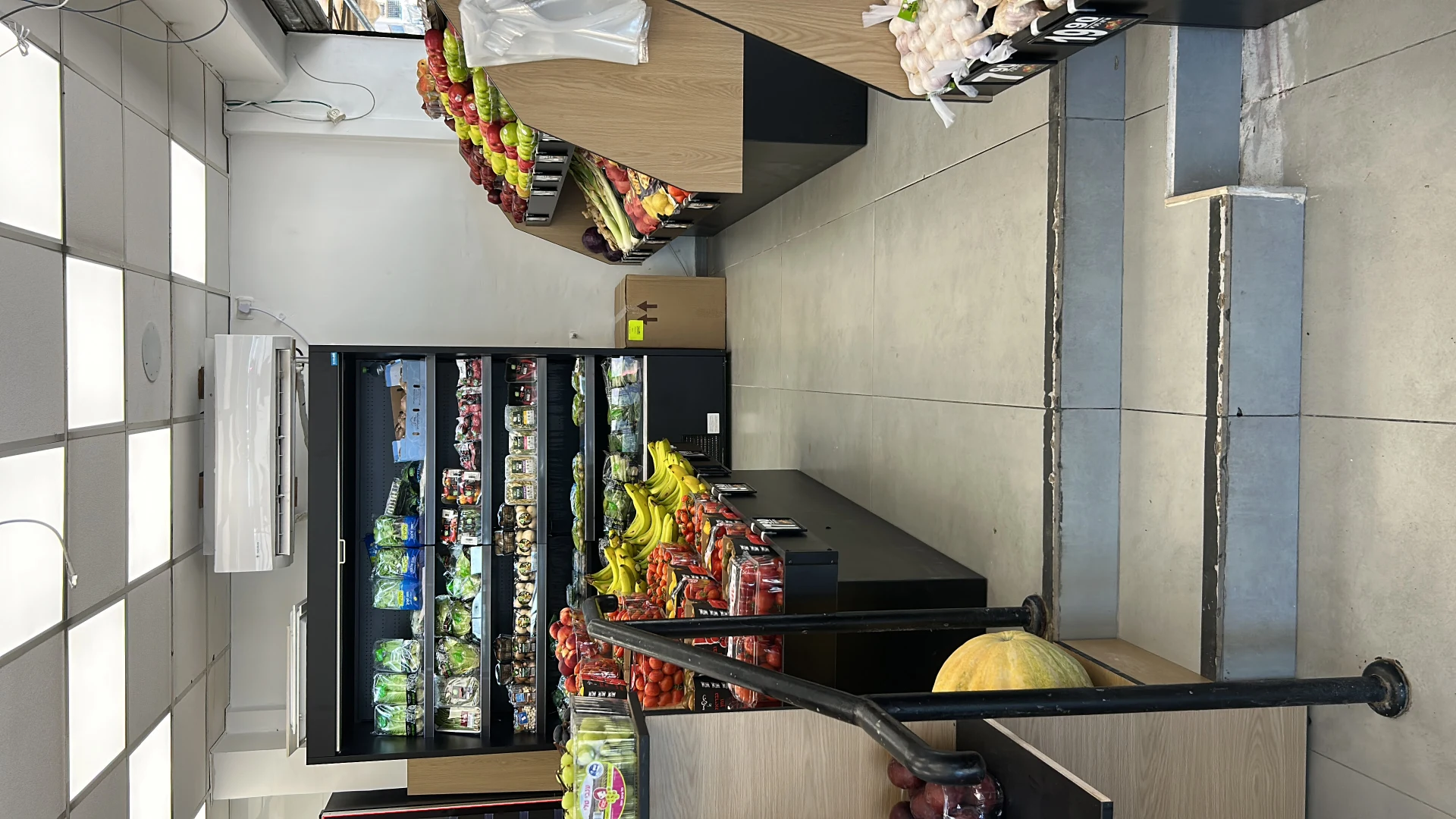 � מערכות תצוגה גדולות ומעוצבות לפירות וירקות
🪵 מדפי תצוגה ונגרות בהתאמה אישית