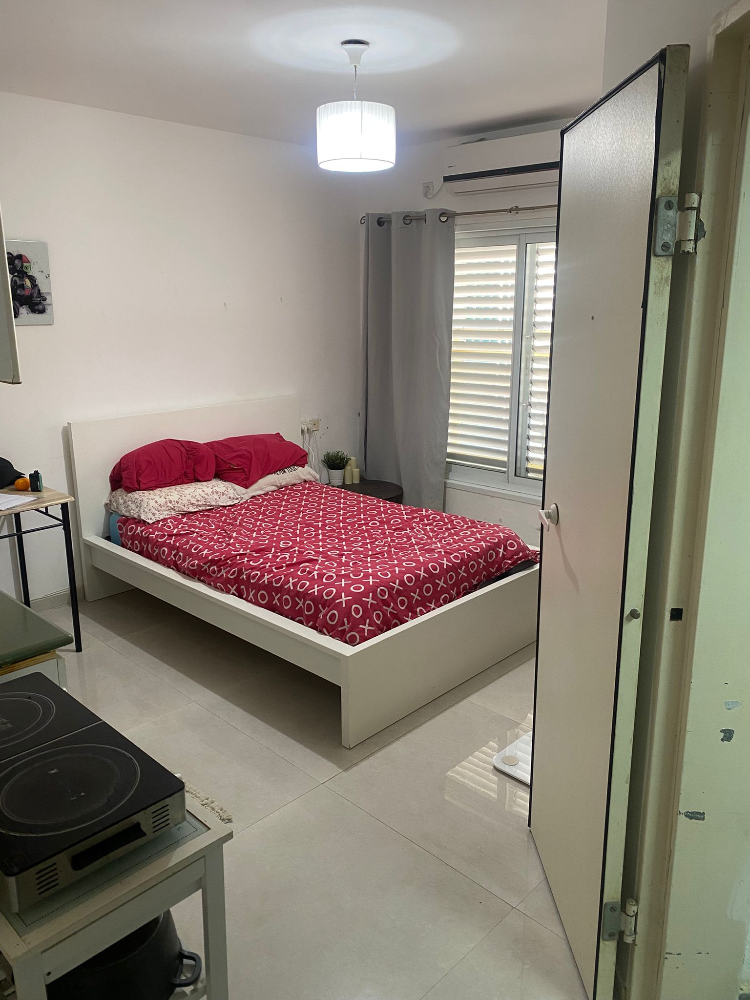 להשכרה יחידה בבניין עם מעלית הכוללת חדר שינה, מטבחון, שירותים ומקלחת, ממד שהוא ג