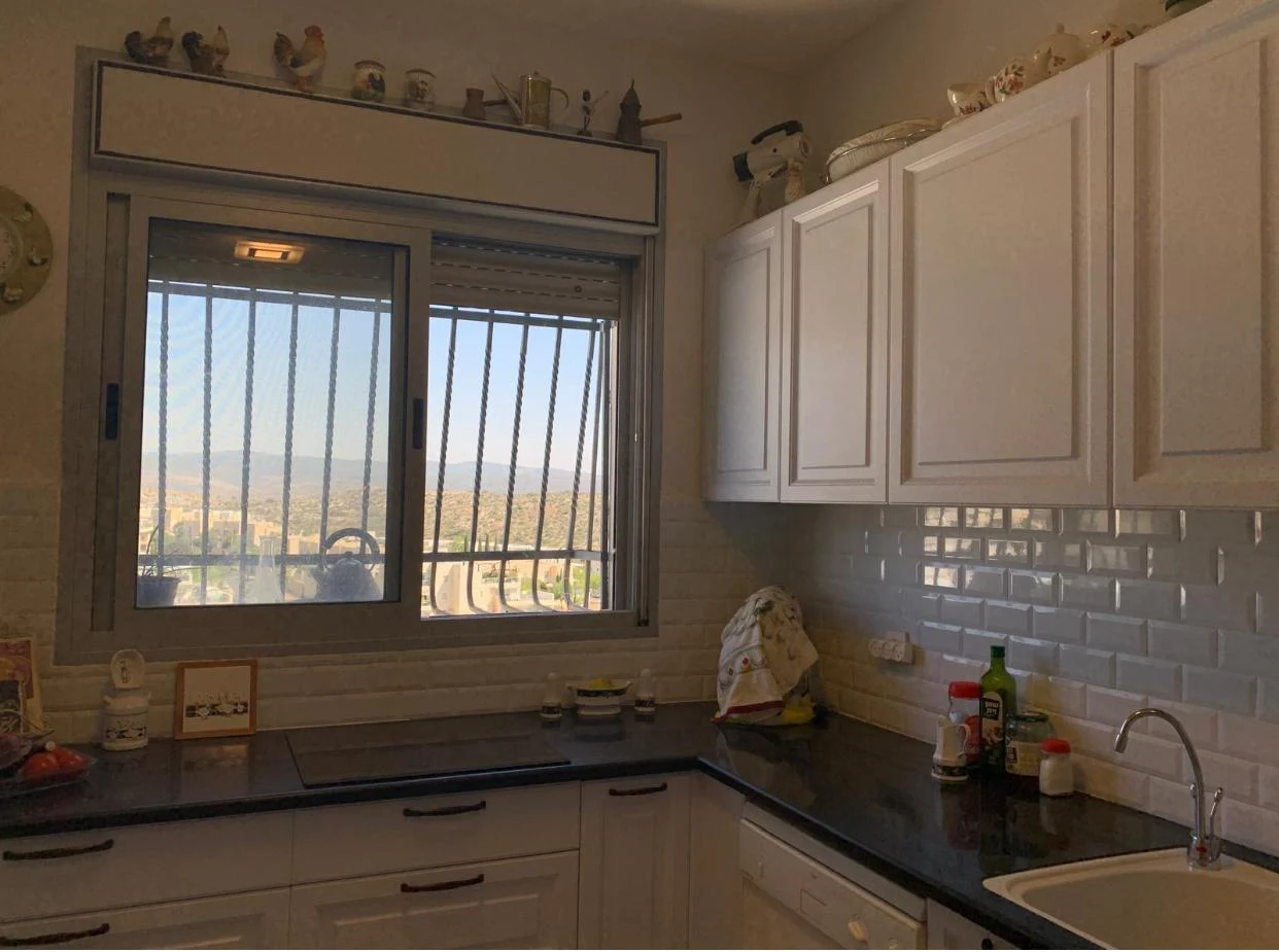 ב״שכונת בוכמן״ היקרתית, דירת 4 וחצי חדרים חמודה ונוחה( עם ממ״ד), 130 מ״ר, 3 כיוו