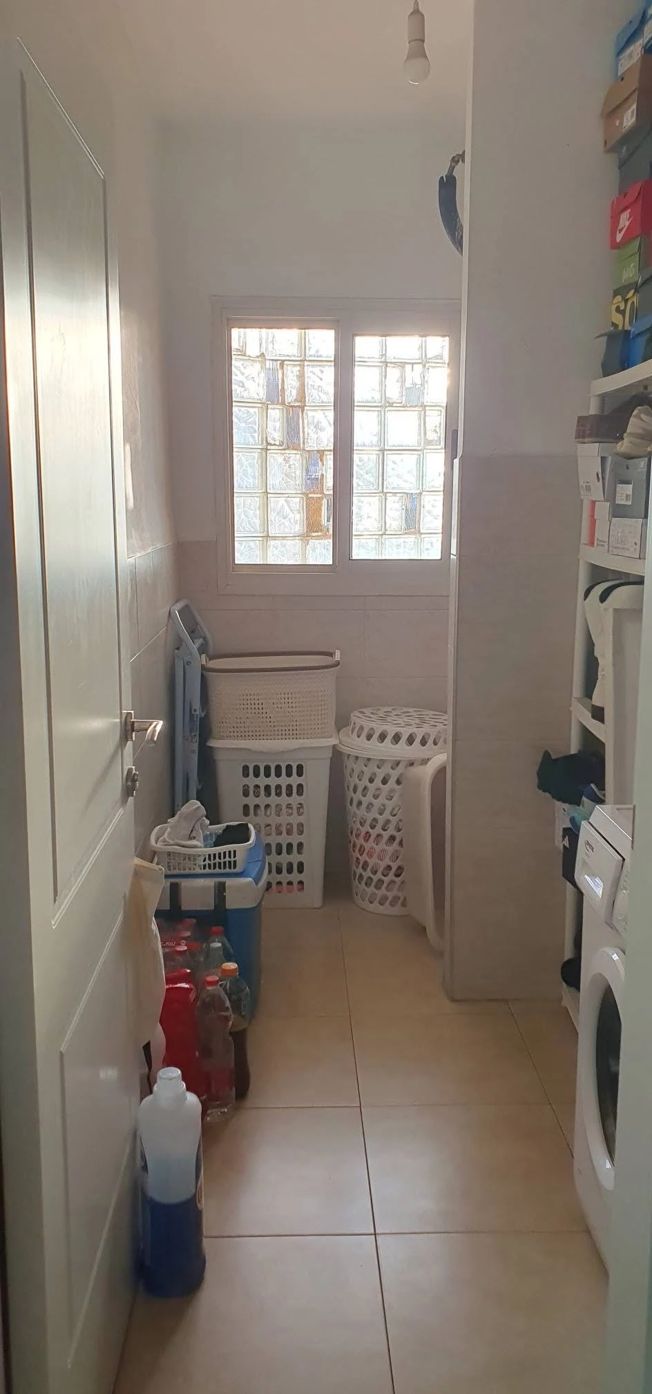 דירה מרווחת ומוארת בקומה 7 מתוך 8, בבניין עם מעלית. כוללת ממ״ד, סלון גדול, מטבח