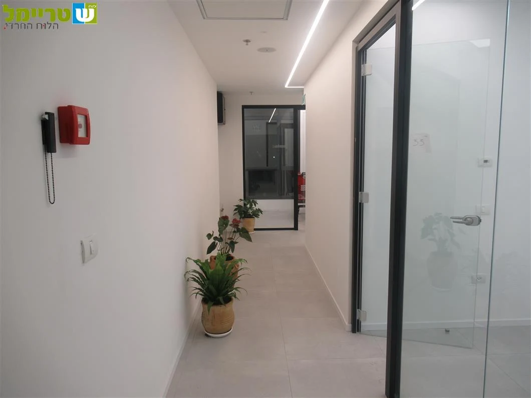 משרד במגדל רם חדיש עם חיבור לWIFI , חלון, חדר כושר, ביה"כ, חדר ישיבות ומטבחון צמ