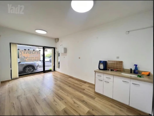 במרכז פ"ת ברחוב מהוליבר חנות משרד לכל מטרה 
חניה משותפת, כניסה מיידית.