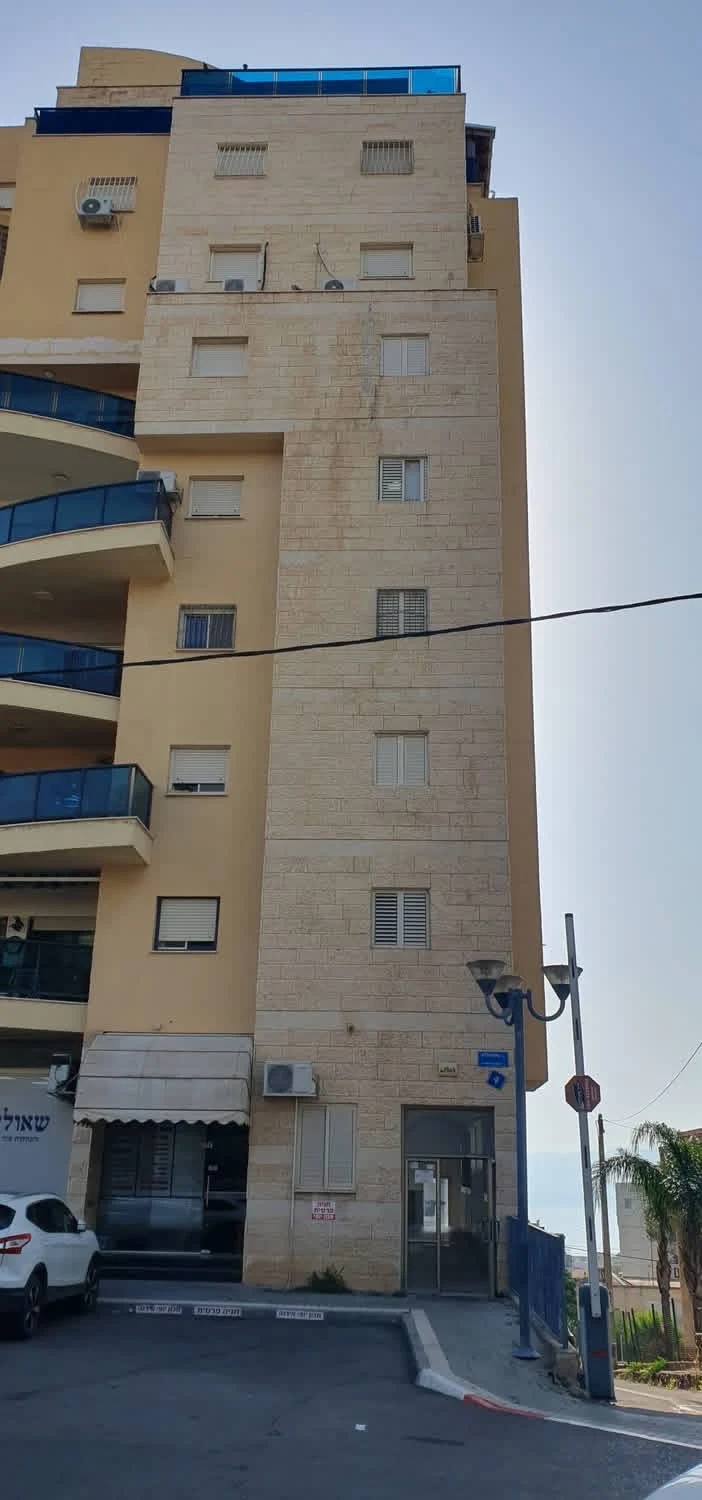 דירה מרווחת ומוארת בקומה 7 מתוך 8, בבניין עם מעלית. כוללת ממ״ד, סלון גדול, מטבח