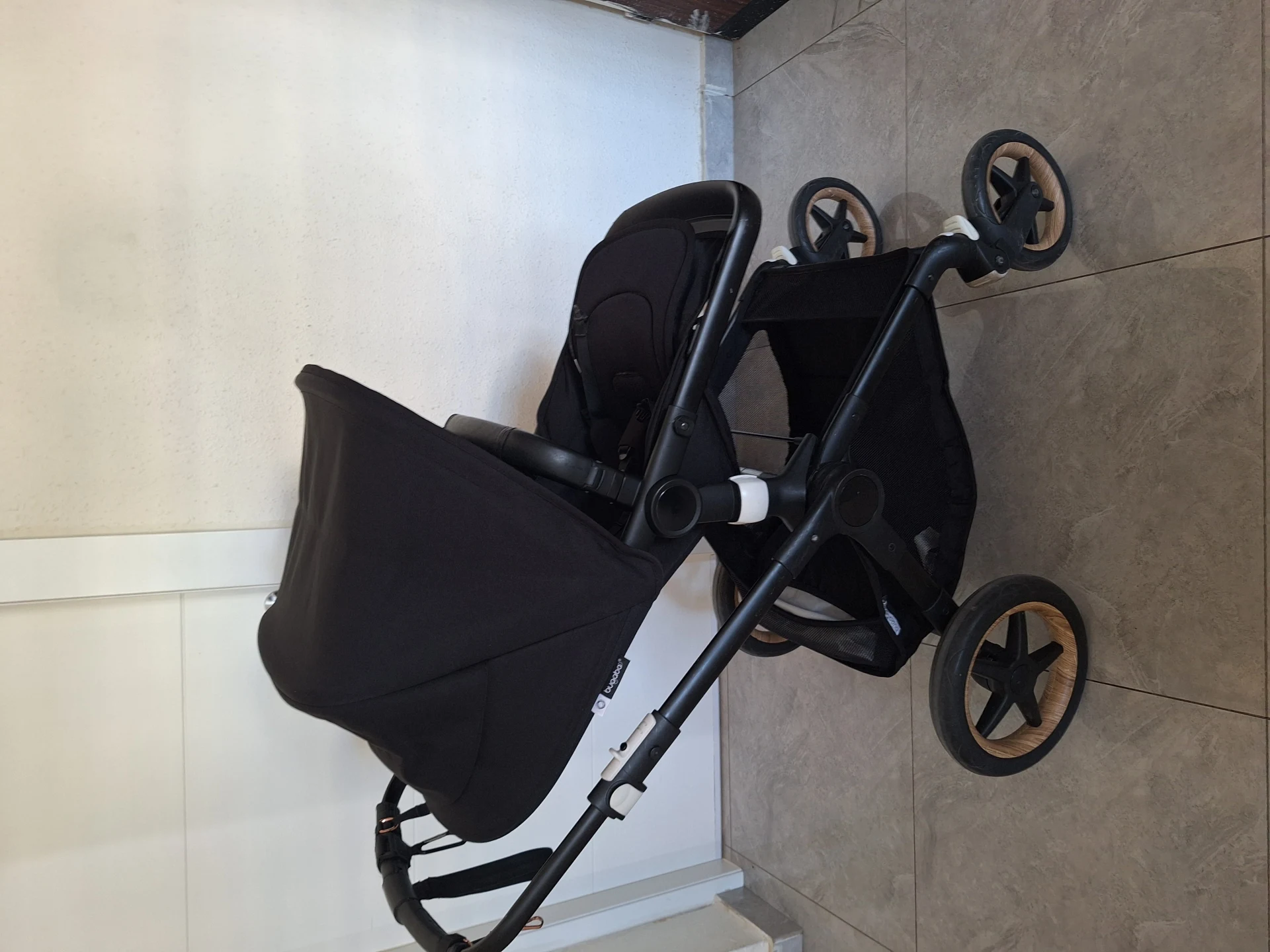למכירה עגלת בוגבו פוקס 3 אמבטיה + טיולון בצבע שחור במצב מצוין,  שמור היטב, כולל 