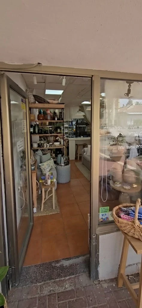 חנות למכירה באזור המסחרי בנס ציונה, ברחוב ההדרים 13. מדובר בחנות פינתית ומרווחת