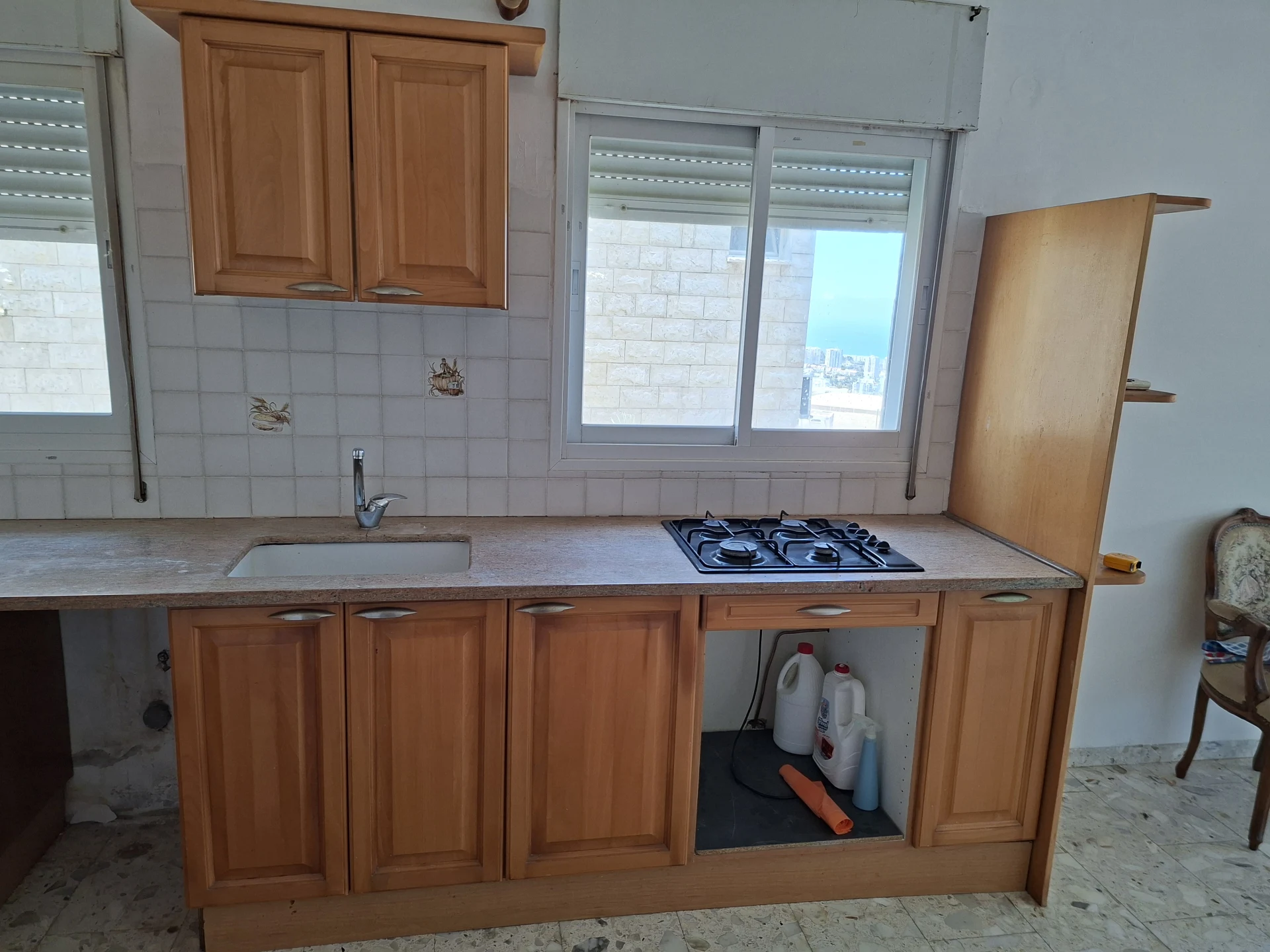 מטבח מעץ מלא . היה שייך לאלמנה שהלכה לעולמה שבקושי השתמשה בו. שיש רוחב 67 סמ וכו