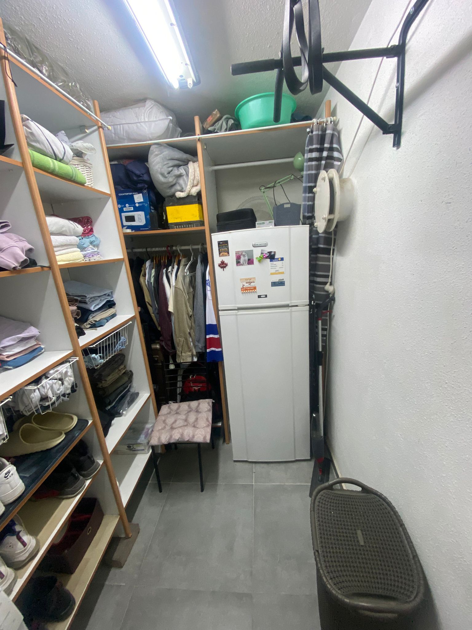 להשכרה יחידה בבניין עם מעלית הכוללת חדר שינה, מטבחון, שירותים ומקלחת, ממד שהוא ג