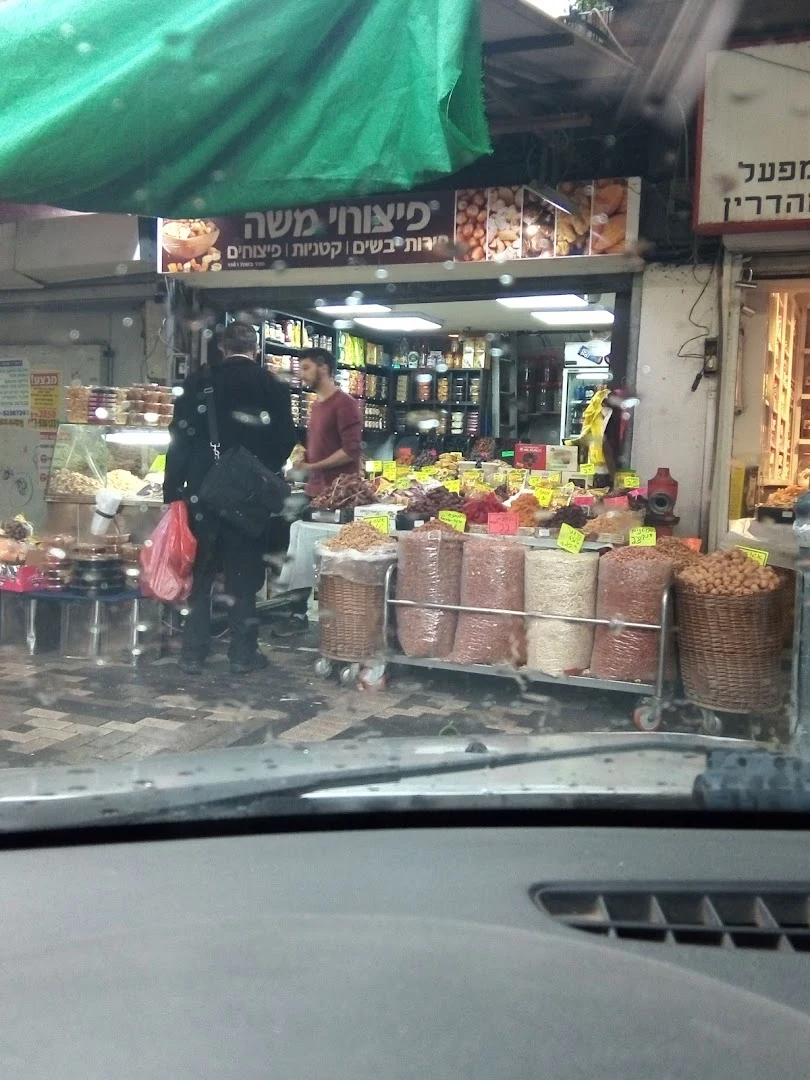 בשוק פ"ת אירע אירוע חריג בכך שמוכר דגים נתקף על ידי אישה משום
שהעז להרוג דג בכד