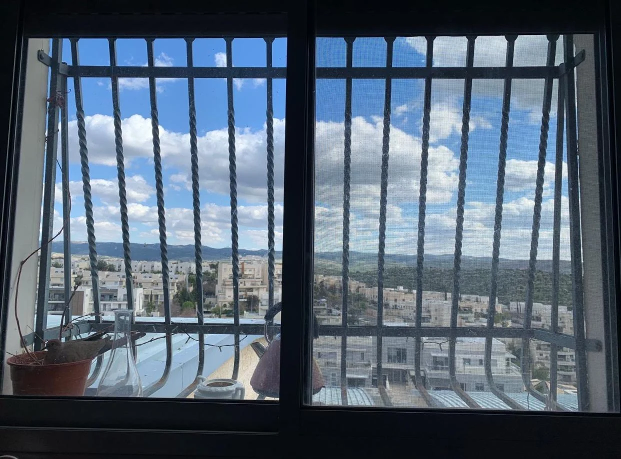 ב״שכונת בוכמן״ היקרתית, דירת 4 וחצי חדרים חמודה ונוחה( עם ממ״ד), 130 מ״ר, 3 כיוו