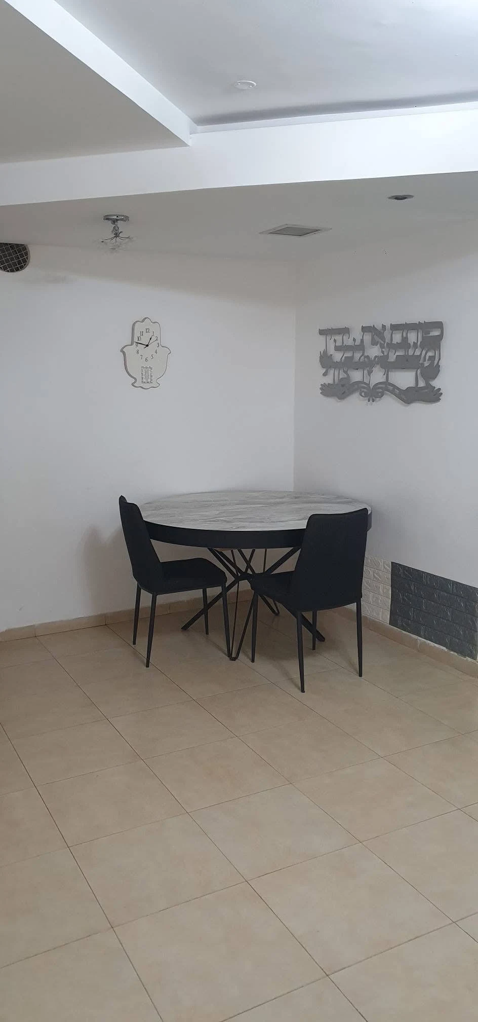 דירה מרווחת ומוארת בקומה 7 מתוך 8, בבניין עם מעלית. כוללת ממ״ד, סלון גדול, מטבח