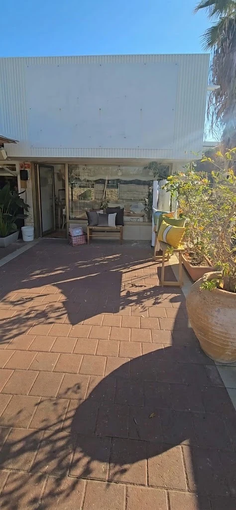 חנות למכירה באזור המסחרי בנס ציונה, ברחוב ההדרים 13. מדובר בחנות פינתית ומרווחת