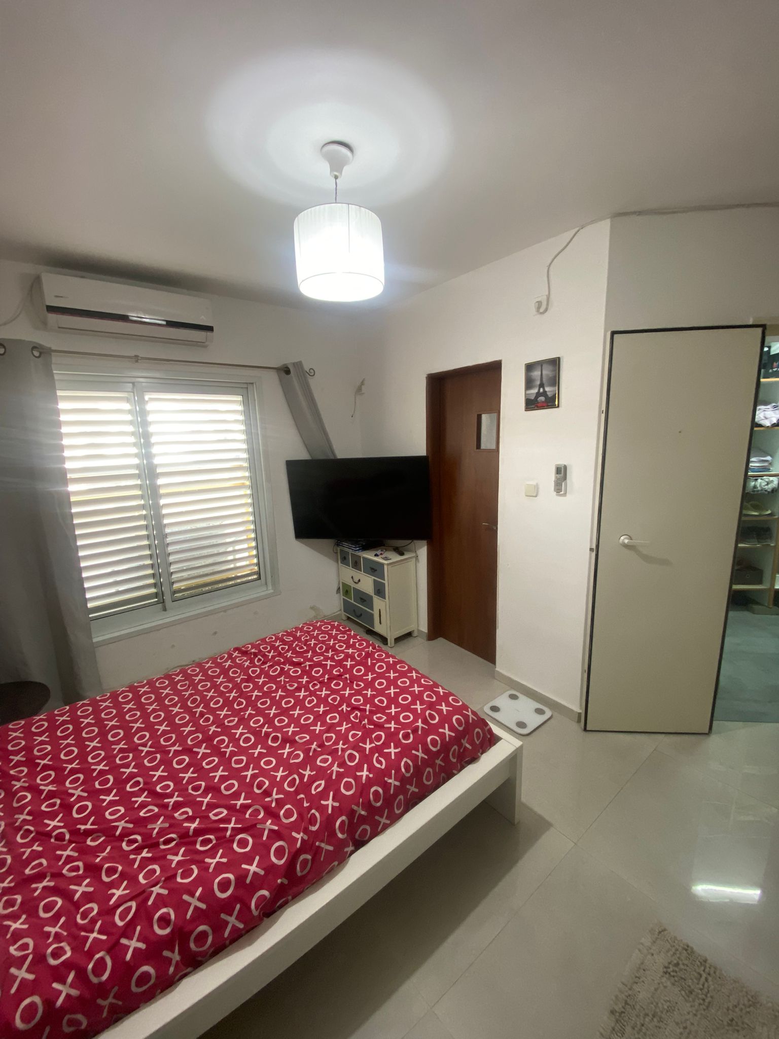 להשכרה יחידה בבניין עם מעלית הכוללת חדר שינה, מטבחון, שירותים ומקלחת, ממד שהוא ג